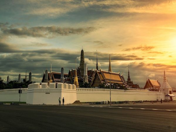 BANGKOK - MERCADO SOBRE LA VÍA, MERCADO FLOTANTE Y RÍO KWAI + NOCHE EN CABAÑA FLOTANTE