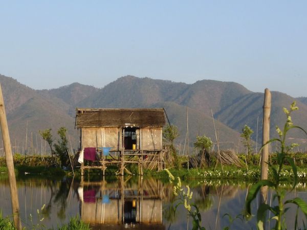 LAGO INLE - MUELLE DE NYUANG - SHWE HEHO YANGÓN