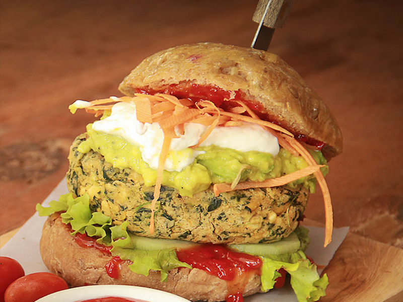 10.Veggie-Burger-bukit-cafe-bali-viajes-indonesia-en-tus-manos